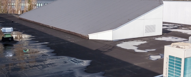 Sloping roof with roofing